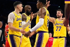 自媒体:詹姆斯太能毁掉湖人的进攻了 只得到赛季第二高的142分 - 资讯配图