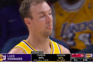 开张！肯纳德三分命中个人本场首球 前5投0中 - 资讯配图