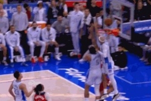 值得尊敬！萨格斯奋力追防失衡重摔倒地好在无碍 此前已险些伤退 - 资讯配图