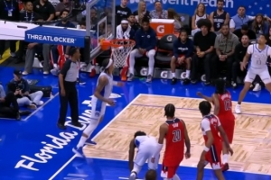 魔术接连伤病！艾萨克空接落地受伤倒地不起 已返回更衣室 - 资讯配图