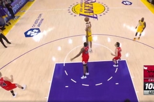 挺身而出！里夫斯里突外投连得5分打停公牛 比出Too Small - 资讯配图