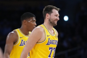 仙人指路！东契奇过大海甩传底角 八村塁三分冷箭命中公牛心脏 - 资讯配图