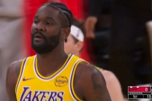 探花状元连线！东契奇精准吊传助艾顿轻松上篮 湖人7-0打停公牛 - 资讯配图