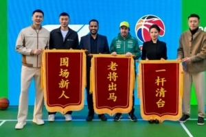 杨鸣晒与阿隆索、潘晓婷、刘炜的合照:看看F1到底咋回事 - 资讯配图