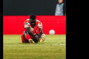 早日康复！官方：美因茨前锋西拉斯左胫骨和腓骨骨折 - 资讯配图