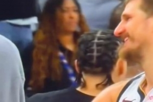 输球生气呢！约基奇满脸微笑和休战的文班打招呼 后者根本不想理 - 资讯配图