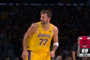 百步穿杨！詹姆斯再送助攻 东契奇加长三分率队领先18分轰停公牛 - 资讯配图