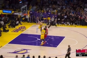 乘胜追击！詹姆斯切球策动反击 助攻里夫斯上篮打中 - 资讯配图