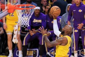 艾顿:优秀球员适配任何体系 这就是詹姆斯所做的 他完美融入球队 - 资讯配图