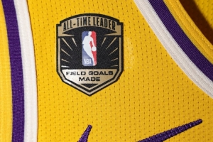 历史进球王！詹姆斯今日球衣将附带特制补丁 纪念其历史进球纪录 - 资讯配图