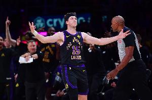 里夫斯今日0罚球砍下30+5+5 队史第二人 比肩贾巴尔 - 资讯配图