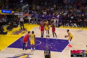 50+到手下场！东契奇突破造犯规两罚全中 得到湖人生涯新高的51分 - 资讯配图