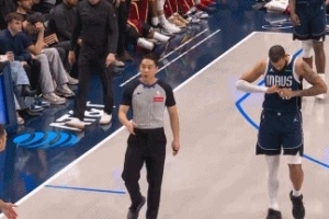 草台班子！独行侠运球过半场后裁判才想起球权归骑士 本场第2次 - 资讯配图