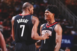 40分钟组合！火箭官方发布赢球海报：杜兰特和阿门成为封面人物 - 资讯配图