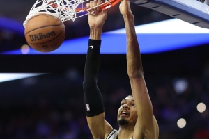 帕里什谈文班:照现在这样发展 他会成迫使联盟改规则的球员之一 - 资讯配图