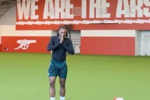 惊讶+激动！埃泽在阿森纳训练场与罗马里奥见面 - 资讯配图