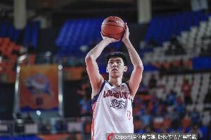 媒体人:徐昕最后关头对阵麦基和周琦双塔 这种机会可不常有 - 资讯配图