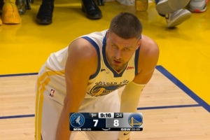 高炮台！波尔津吉斯弧顶接球 超远三分洞穿篮心 - 资讯配图