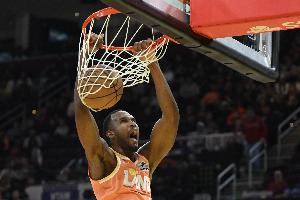 担任主攻手!莫布里半场12中10超高效砍下23分4板 首节独得16分 - 资讯配图