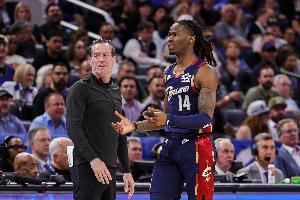 阿特金森谈埃利斯首发：这是队内的良性竞争 谁打得好谁就首发 - 资讯配图