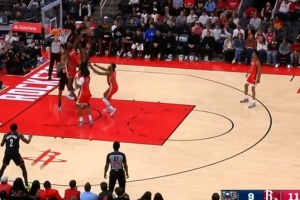 你俩有仇啊！锡安篮下暴起左手残暴大帽伊森 球击地弹到外线 - 资讯配图