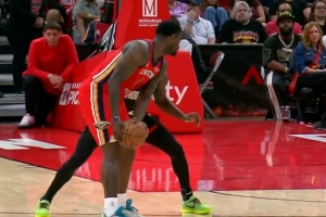 白热化！锡安直杀篮下 起飞力压防守单臂暴扣扳平比分 - 资讯配图