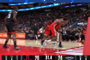 很坚决！卡佩拉按帽米西后给鹈鹕球 火箭挑战成功拿回球权 - 资讯配图