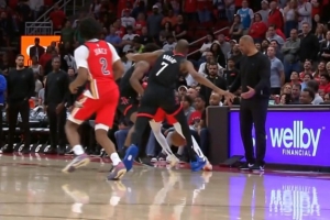 给机会！德章泰·穆雷踩线失误 白白将球权送给火箭 - 资讯配图