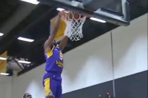 抢断队友？布朗尼接蒂耶罗传球 三分线外运一次滑翔飞扣 - 资讯配图