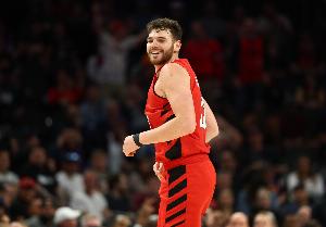 内线无敌！克林根12中7砍下 21分15板3助2断7帽 正负值+20最高 - 资讯配图