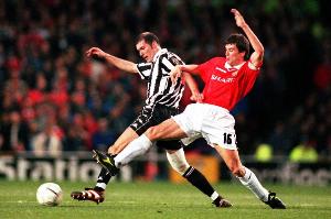 李·夏普：基恩为了3分能铲倒自己的奶奶 罗布森在场上掌控一切 - 资讯配图