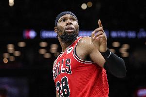 合力追分！亚布塞莱&特雷·琼斯半场合计12中10 合砍23分 - 资讯配图