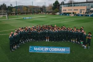 科巴姆的传承！26岁詹姆斯与青训大队击掌合照，展现“大哥”风范 - 资讯配图