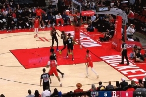 冲劲十足！锡安持球强攻 连续冲击内线得手带队追赶 - 资讯配图