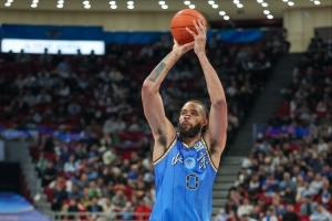 解说：麦基有策应&传球有想法&身体素质依旧在线 磨合好是大杀器 - 资讯配图