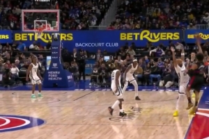 差之毫厘！坎宁安包夹下单臂随手一扔压哨三分命中 但回放先超时 - 资讯配图