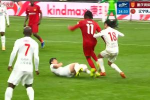 铁人25分钟已3人染黄！严鼎皓铲球犯规，马宁果断出示黄牌 - 资讯配图