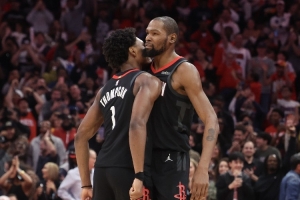 阿门:拥有KD这样的关键先生感觉真好 他今天又帮我们赢下了比赛 - 资讯配图