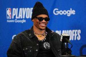 赠昂贵手链+请吃饭+送衣服自己却坐经济舱!威少:少花300同时到 - 资讯配图