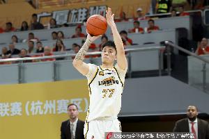 高效表现！张镇麟替补出战半场三分球2中2砍下8分！ - 资讯配图