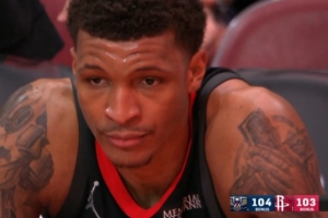 续命！小贾巴里·史密斯三分命中 火箭迫近到1分 - 资讯配图