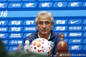 中超第二轮赛前新闻发布会，云南玉昆主教练乔迪携队员布尔克出席 - 资讯配图