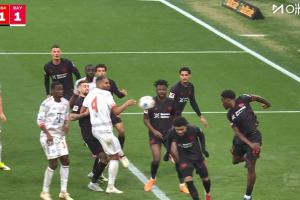 拜仁前场任意球机会,塔门前将球挡进球门,但因手球在先被吹无效 - 资讯配图