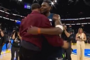 跟大哥打个招呼！爱德华兹赛后找到库里拥抱致意 - 资讯配图