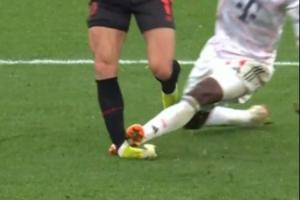 太狠了！杰克逊蹬踏对手脚踝致大幅度变形，裁判回看将其直红罚下 - 资讯配图