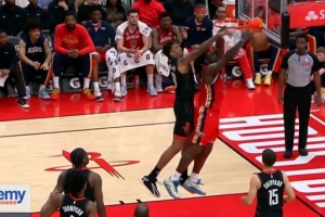 横冲直撞！锡安接球直杀篮下 小贾补防被吹犯规 - 资讯配图