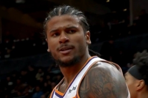 摧枯拉朽！杰伦·格林中路突击 起飞滑翔单臂战斧炸筐 - 资讯配图