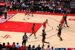 射程无限！谢泼德弧顶加长三分迎着防守命中打停鹈鹕 - 资讯配图