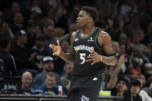 乘胜追击！爱德华兹连续硬解中投命中 率队扩大领先 - 资讯配图