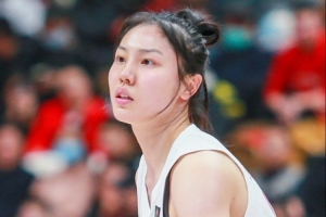 被提上首发但出战时间不长！张茹首发8分钟 4中1拿2分3板2助1断 - 资讯配图